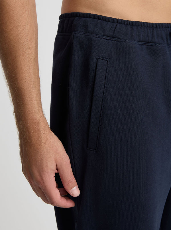 Navy|Broed is 185 cm and wearing a size L