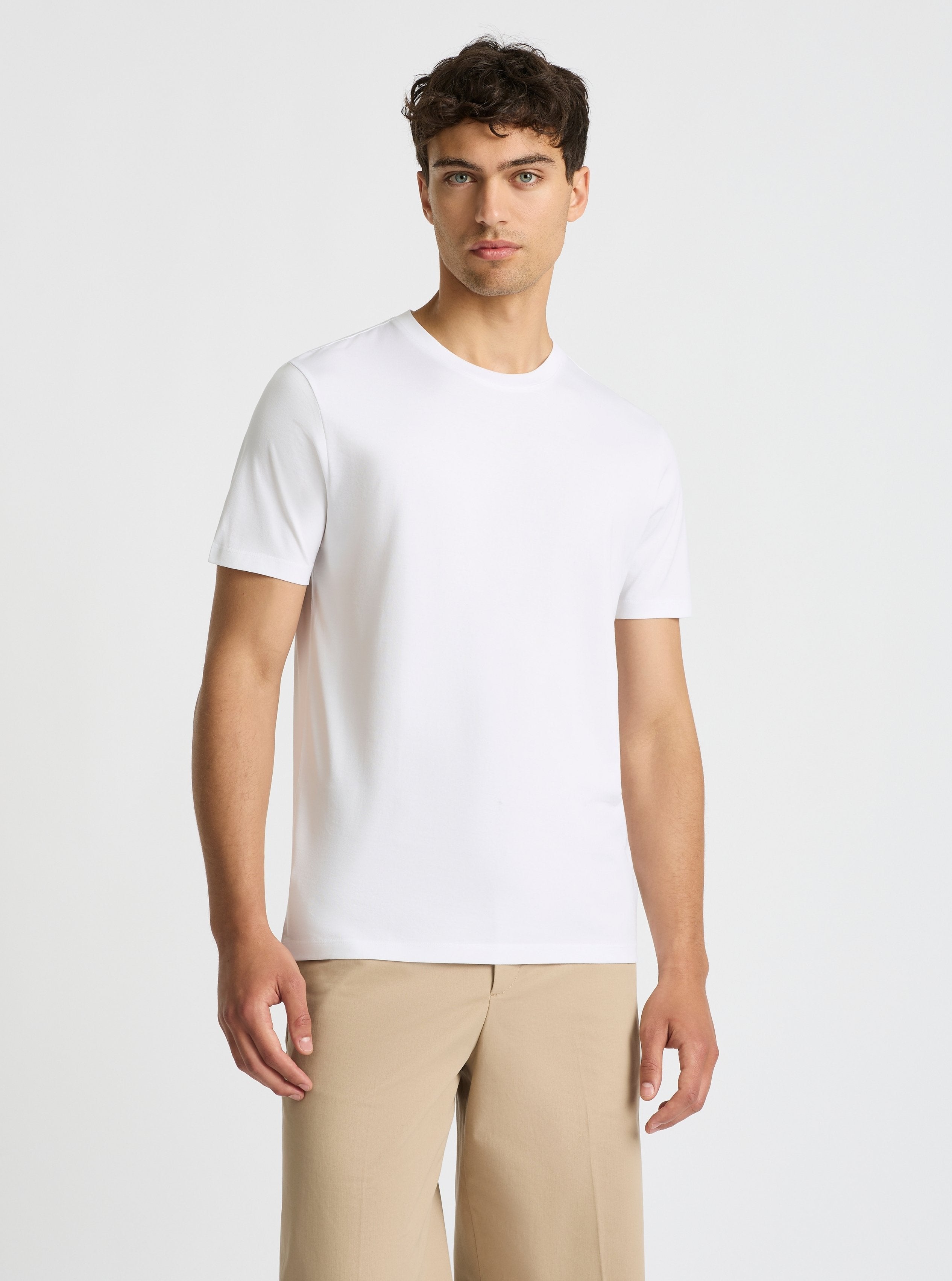White|Evans is 6’2” and wearing a size M