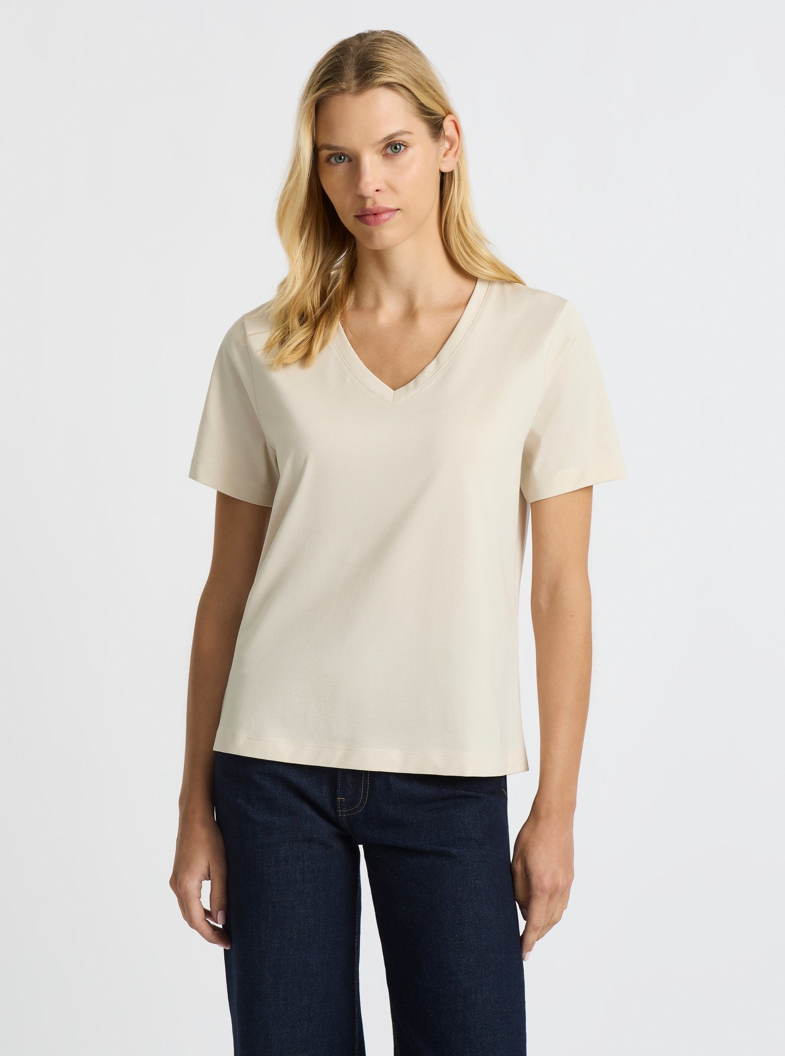 Beige|Karolina is 5'10" and wearing a size S