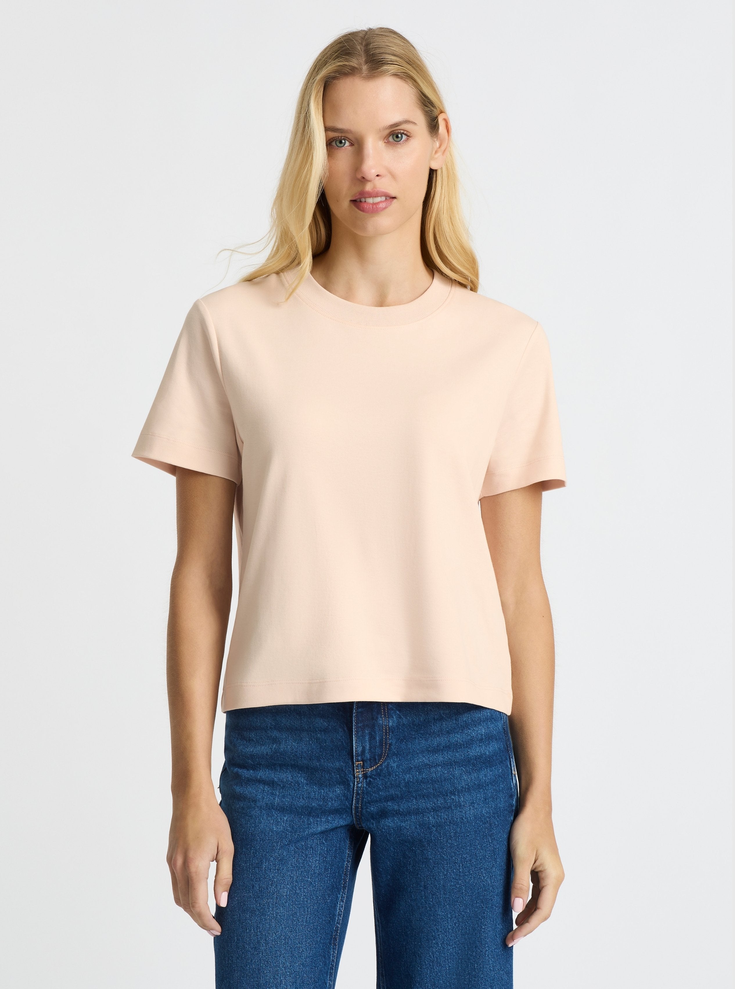 Blush|Karolina is 5'10" and wearing a size S