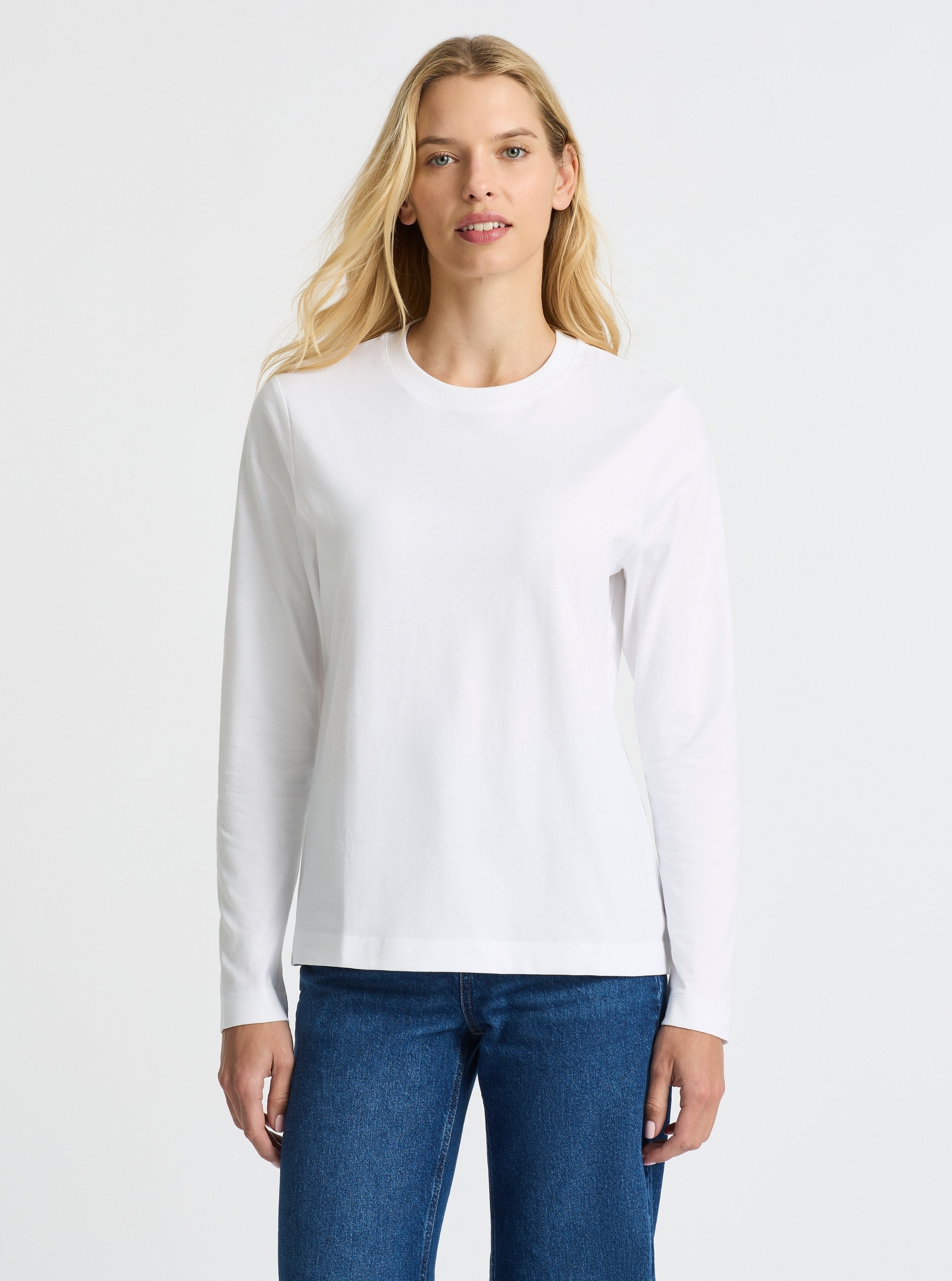 White|Karolina is 5'10" and wearing a size S
