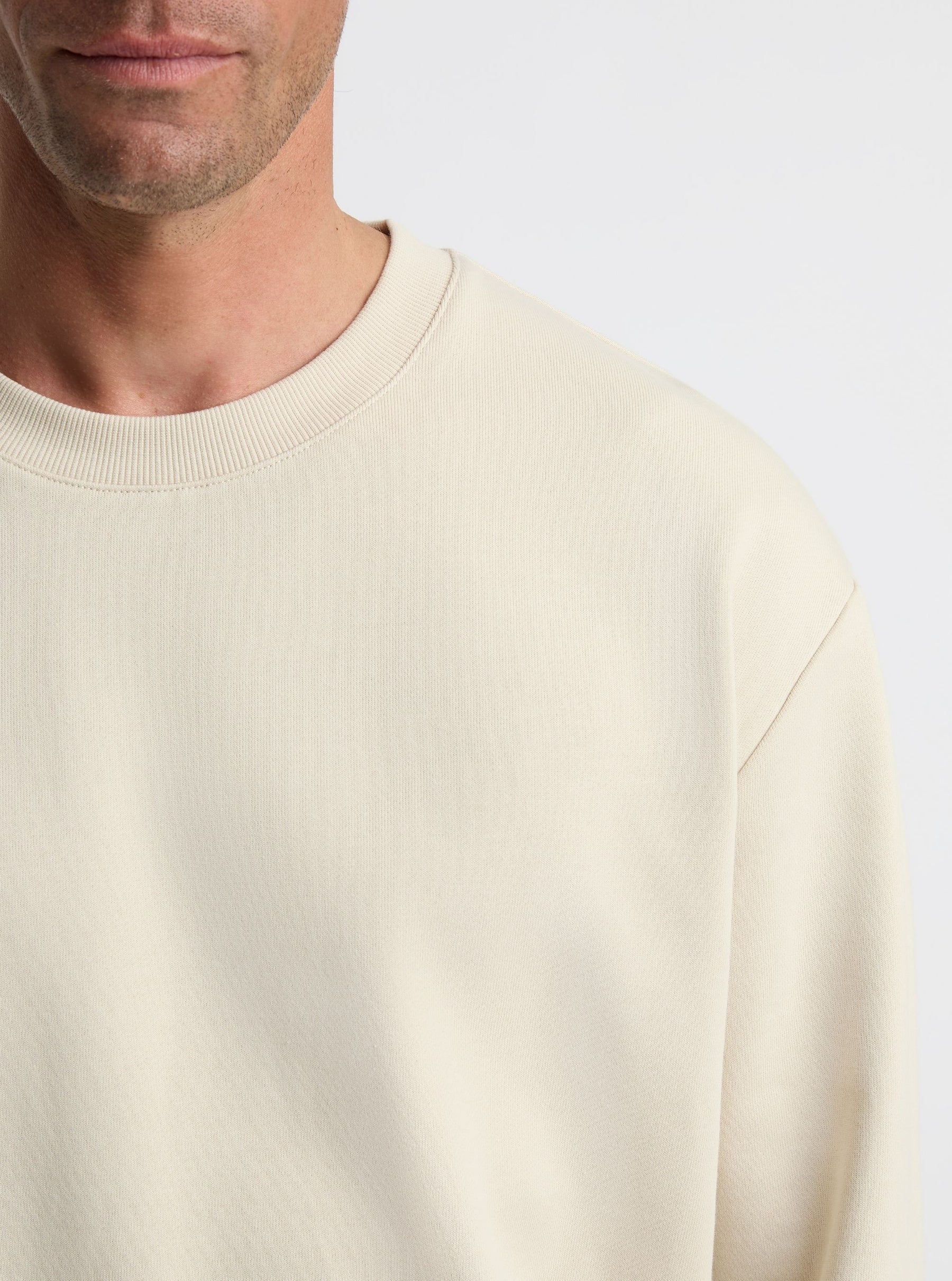 Ecru|Broed is 6'1" and wearing a size L