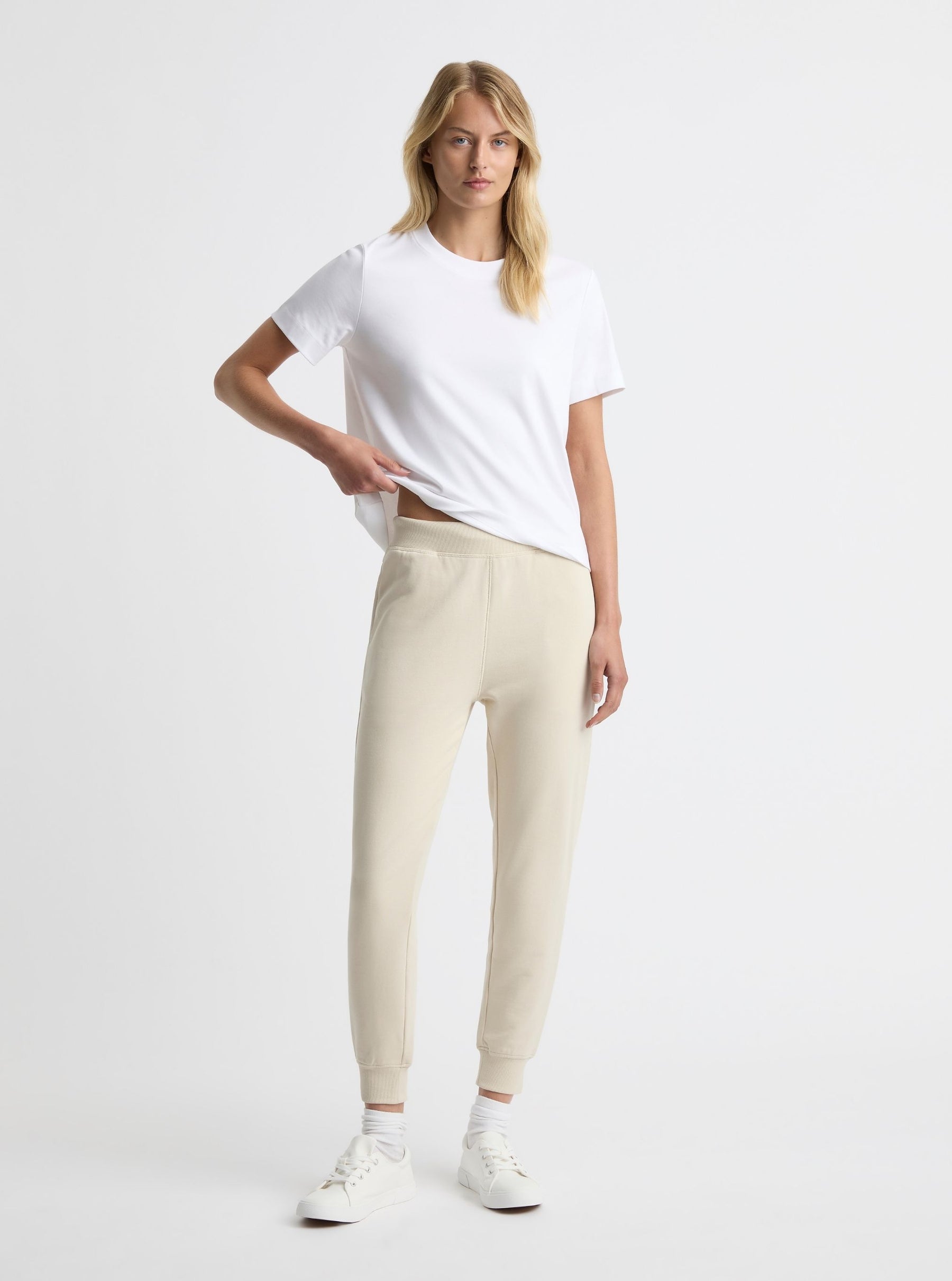 Ecru|Amelia is 5'11" and wearing a size S