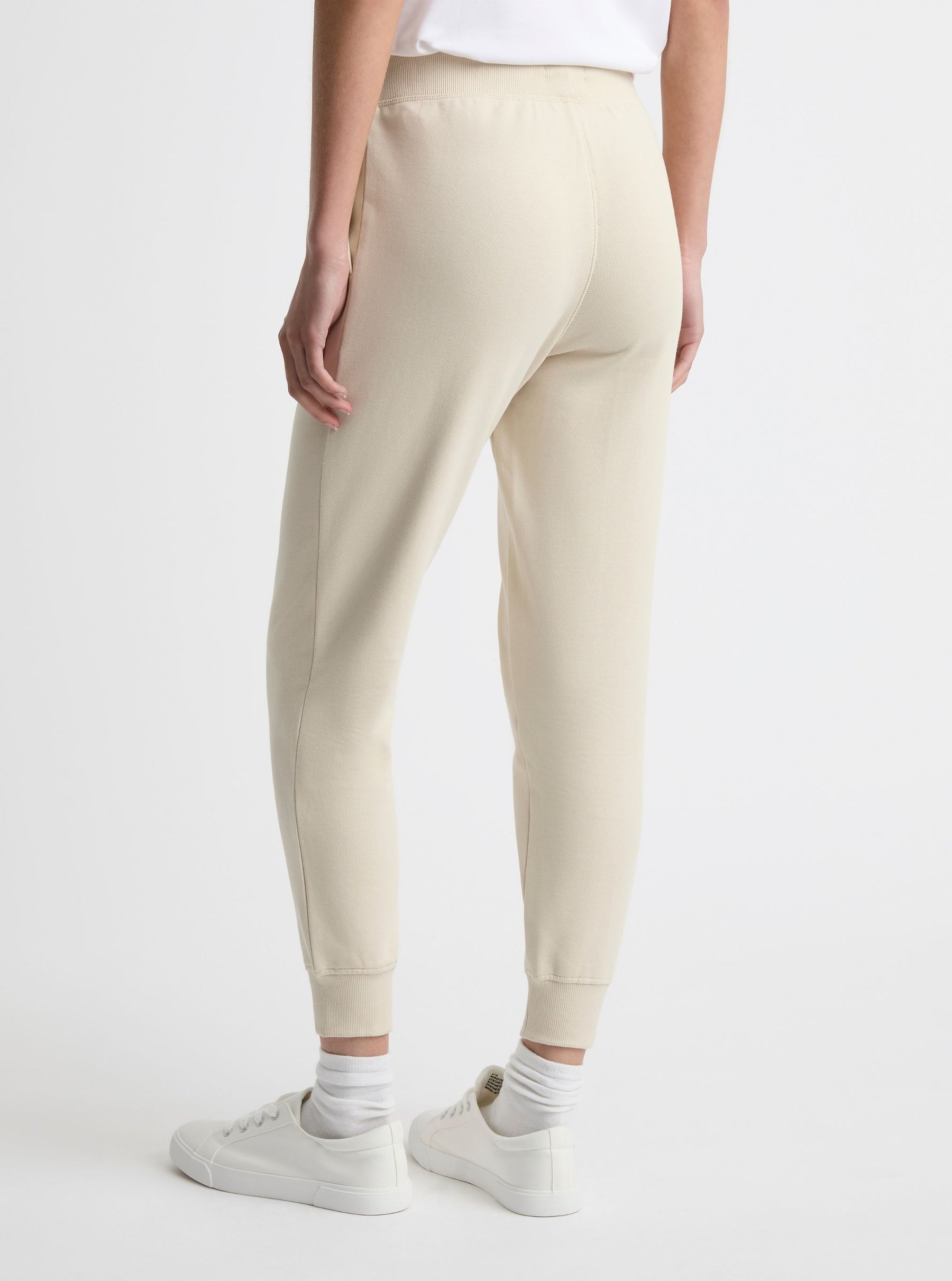 Ecru|Amelia is 5'11" and wearing a size S